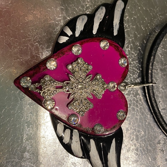 Heart with wings necklace - Picture 2 of 3